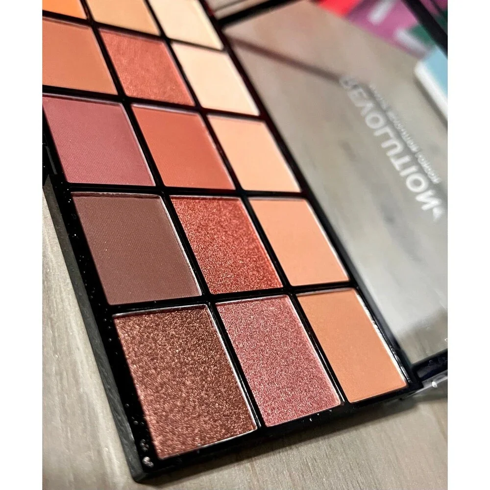 Revolution Reloaded Iconic Fever Palette Mattes Shimmers 15 Shades
